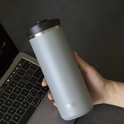 Isolierter Reisebecher