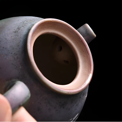 Antike schwarze Teekanne