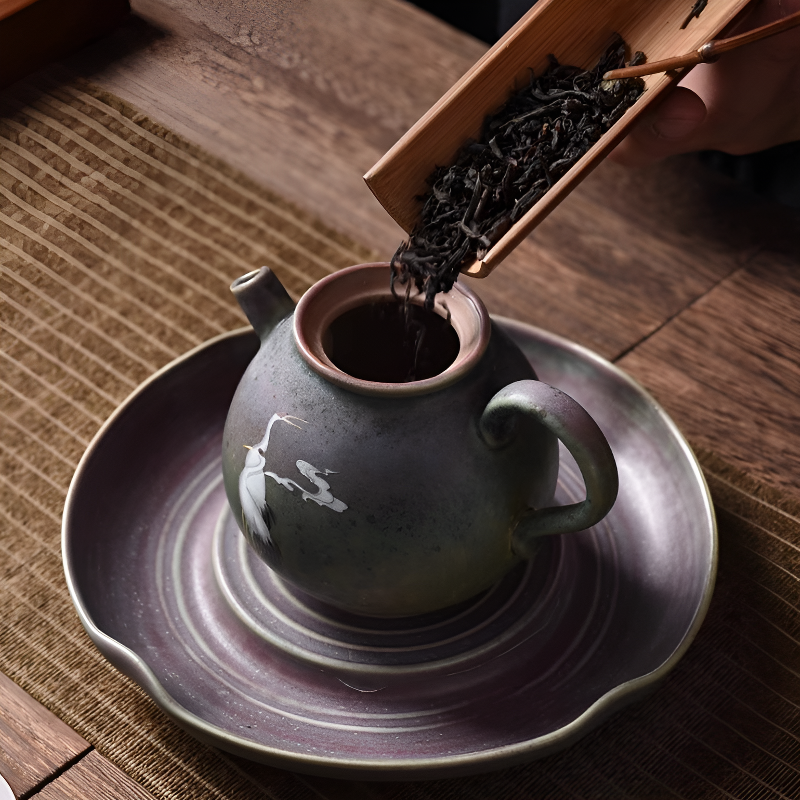 Antike schwarze Teekanne