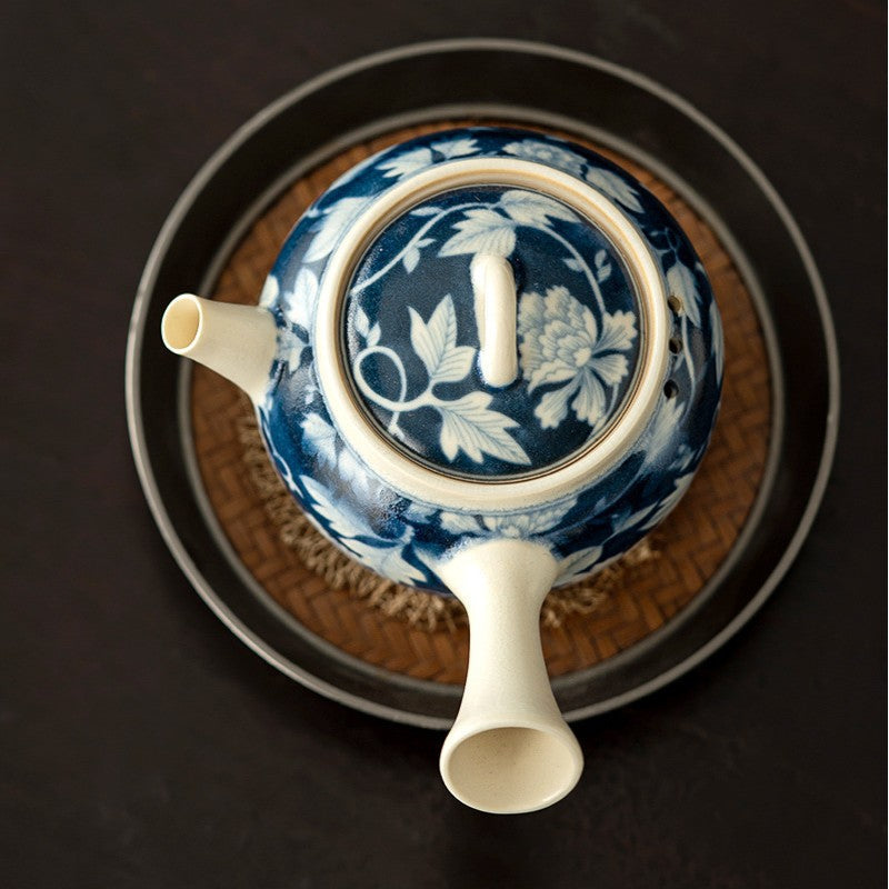 Antike Teekanne mit blauen Blumen