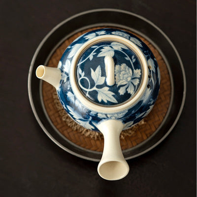 Antike Teekanne mit blauen Blumen