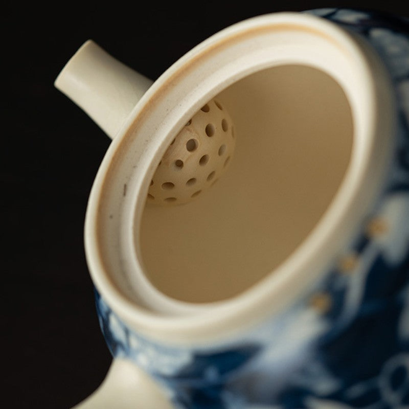 Antike Teekanne mit blauen Blumen