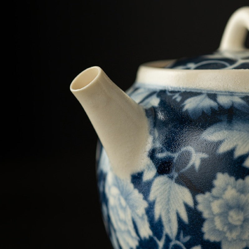Antike Teekanne mit blauen Blumen