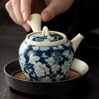Antike Teekanne mit blauen Blumen