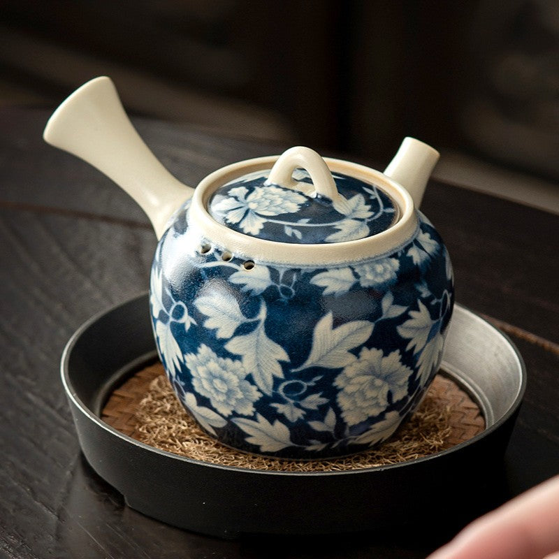 Antike Teekanne mit blauen Blumen