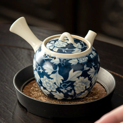 Antike Teekanne mit blauen Blumen