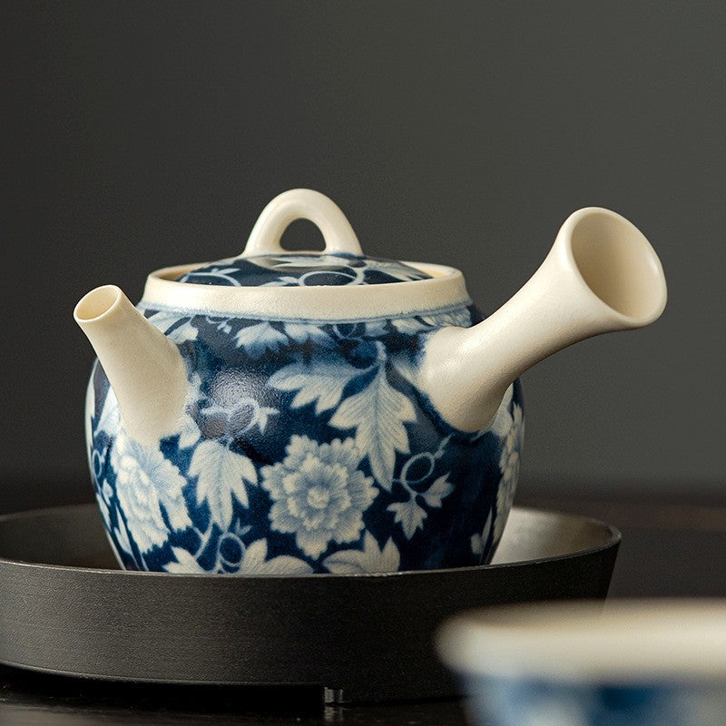 Antike Teekanne mit blauen Blumen