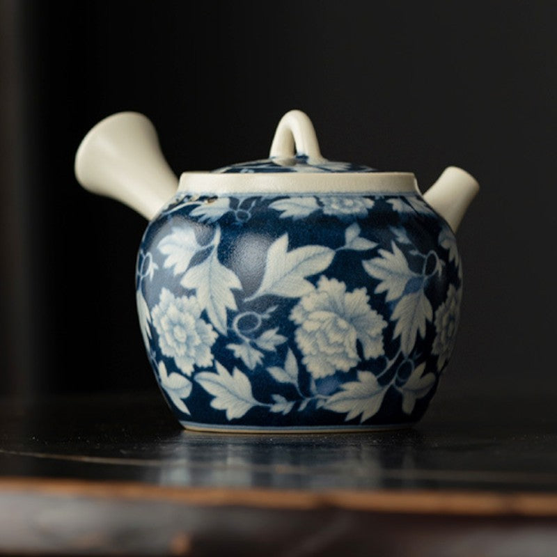 Antike Teekanne mit blauen Blumen