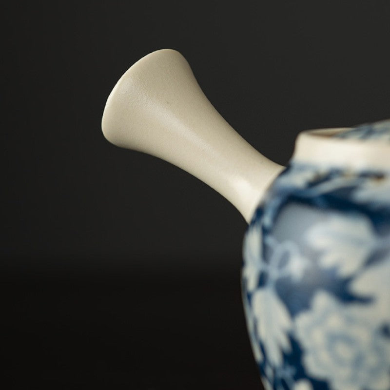 Antike Teekanne mit blauen Blumen