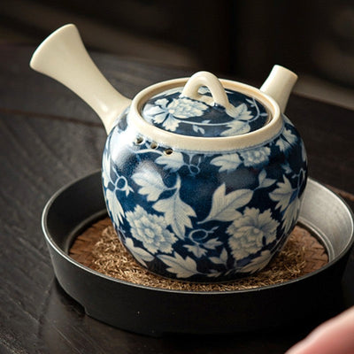 Antike Teekanne mit blauen Blumen