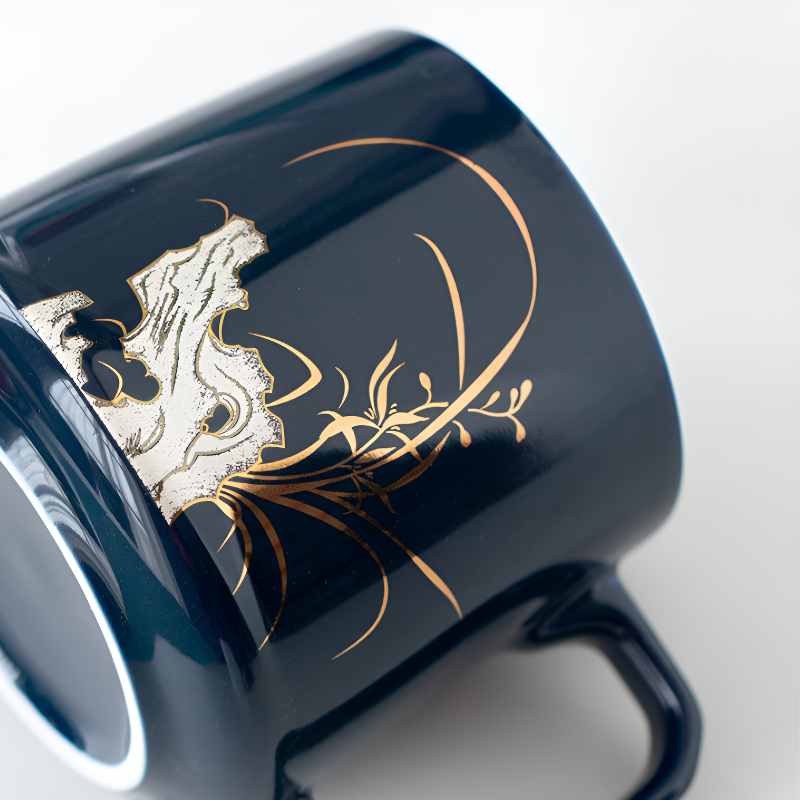 Blaue Teetasse mit Sieb