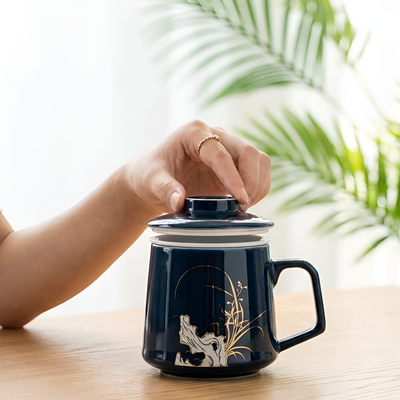 Blaue Teetasse mit Sieb