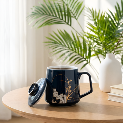 Blaue Teetasse mit Sieb