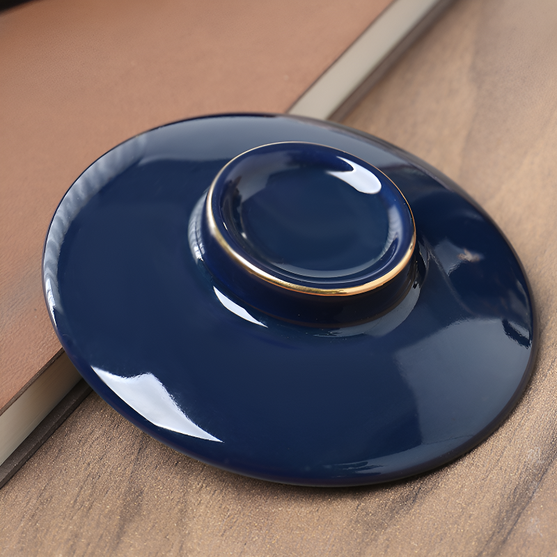 Blaue Teetasse mit Sieb