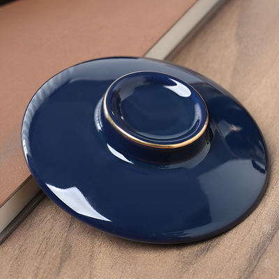 Blaue Teetasse mit Sieb