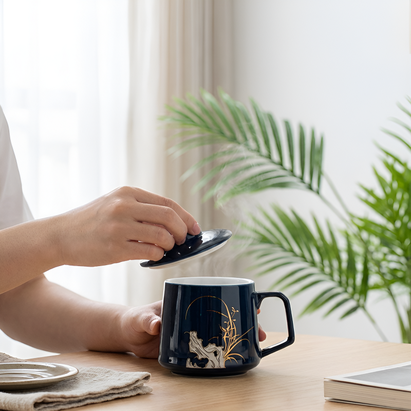 Blaue Teetasse mit Sieb