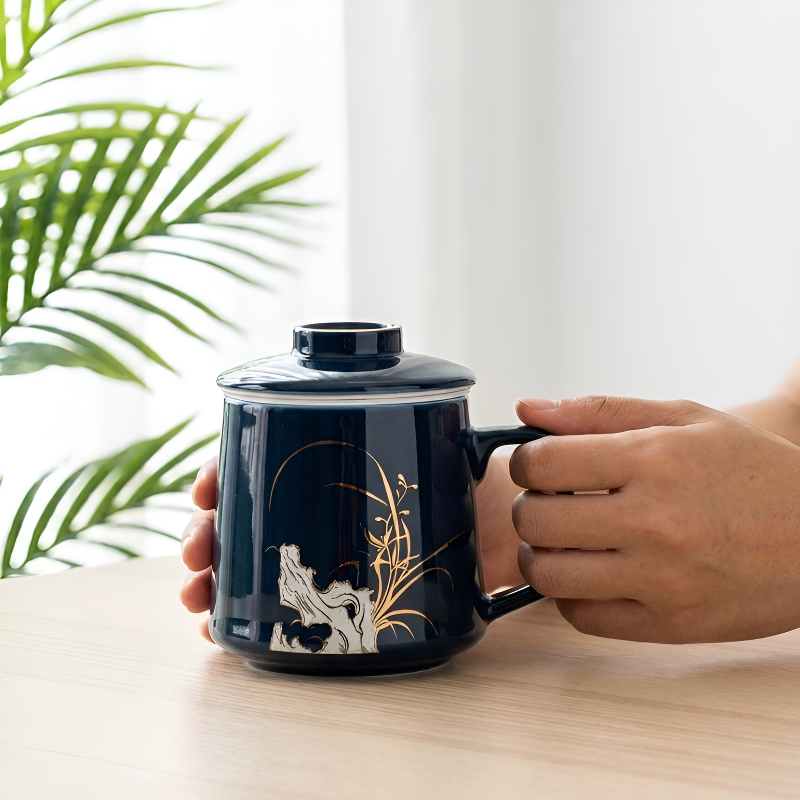 Blaue Teetasse mit Sieb