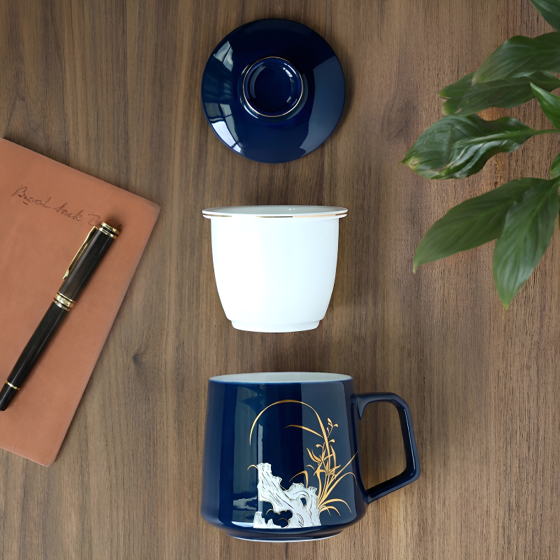 Blaue Teetasse mit Sieb