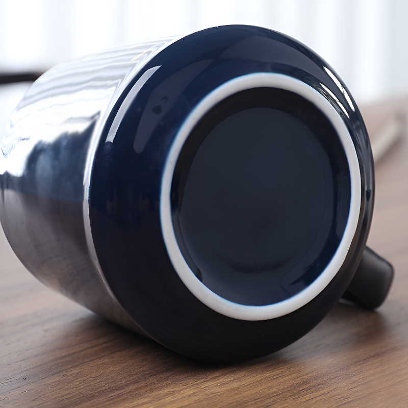 Blaue Teetasse mit Sieb