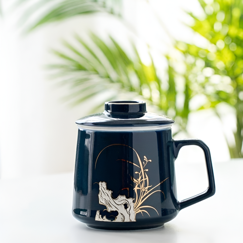 Blaue Teetasse mit Sieb