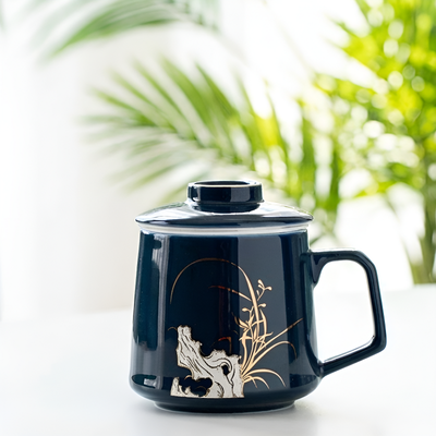Blaue Teetasse mit Sieb