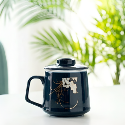 Blaue Teetasse mit Sieb