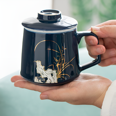 Blaue Teetasse mit Sieb