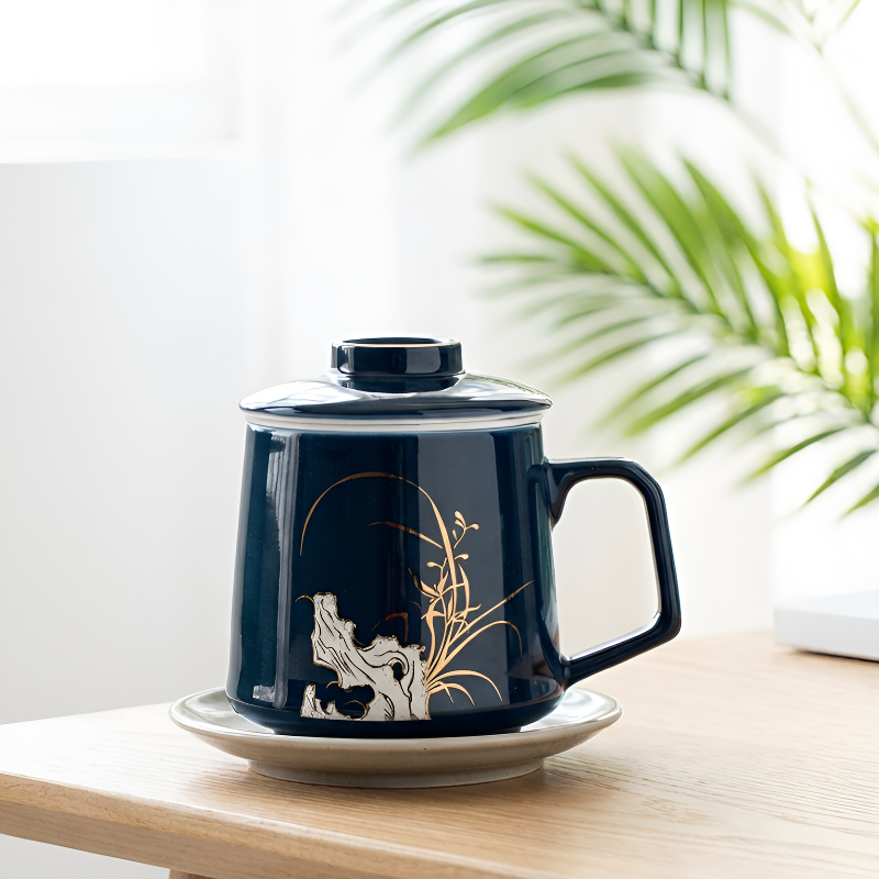 Blaue Teetasse mit Sieb