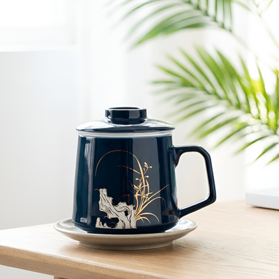 Blaue Teetasse mit Sieb