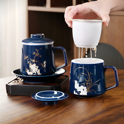 Blaue Teetasse mit Sieb