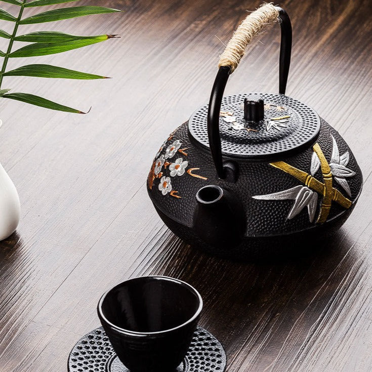 Chinesische gusseiserne Teekanne mit Blumenmuster