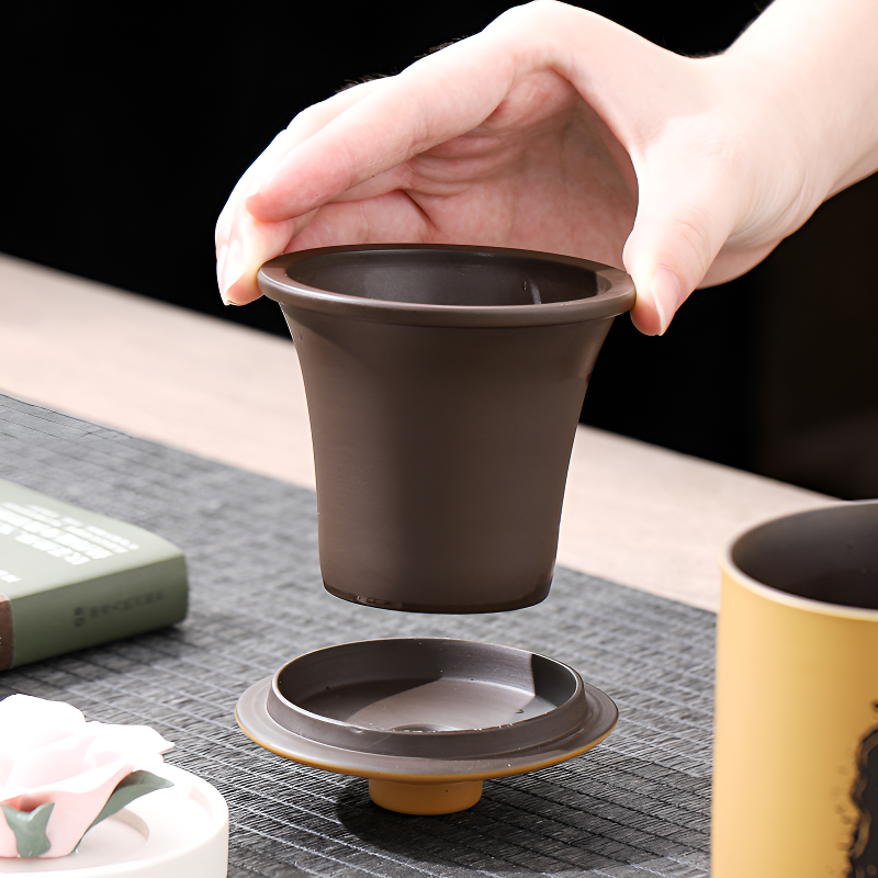 Chinesische Teetasse mit Filter und Deckel