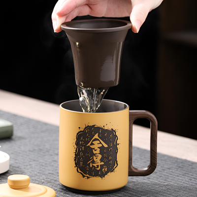 Chinesische Teetasse mit Filter und Deckel