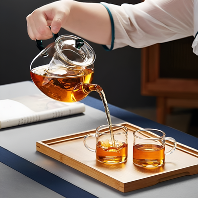 Einfache transparente Teekanne