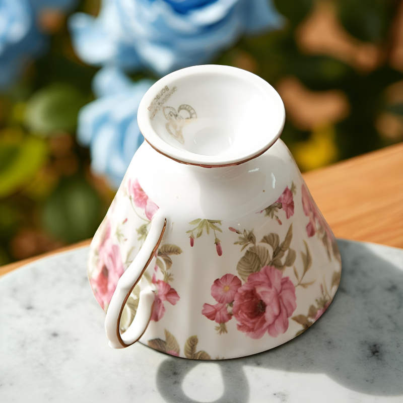 Geblümte Vintage-Teekanne