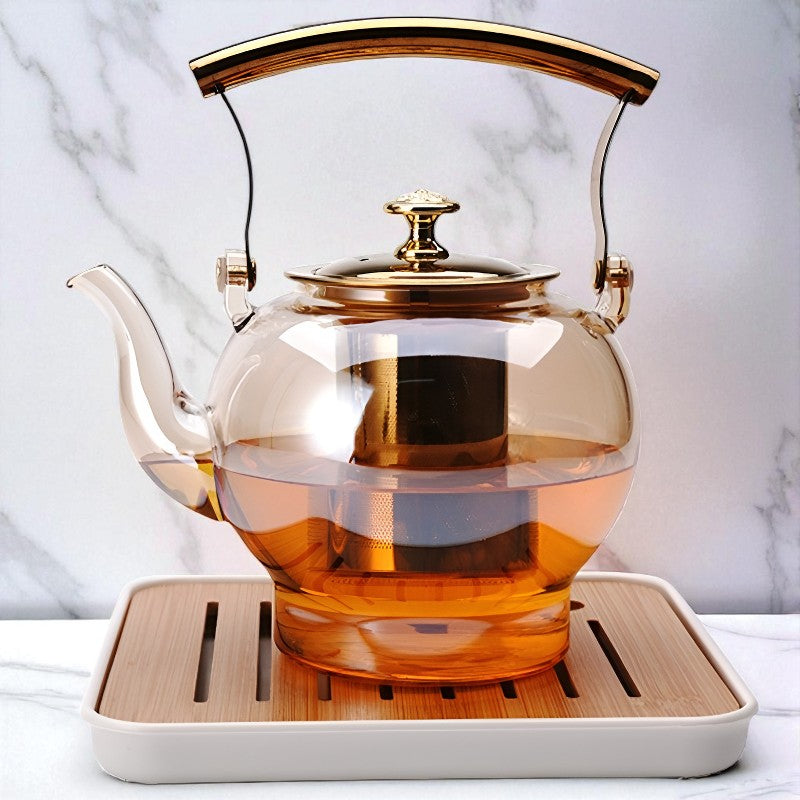 Glas und goldene Teekanne