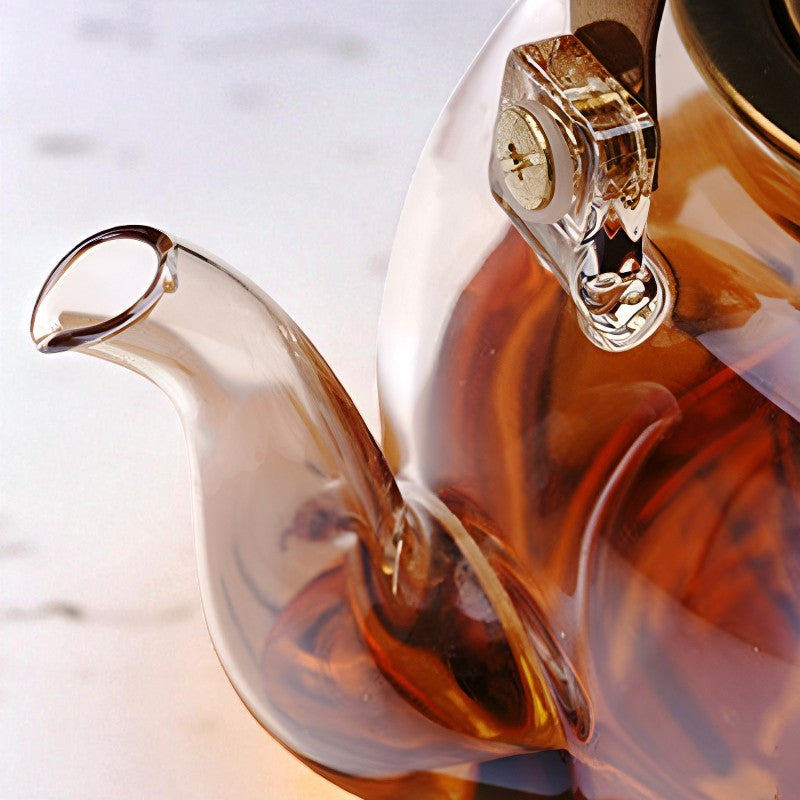 Glas und goldene Teekanne