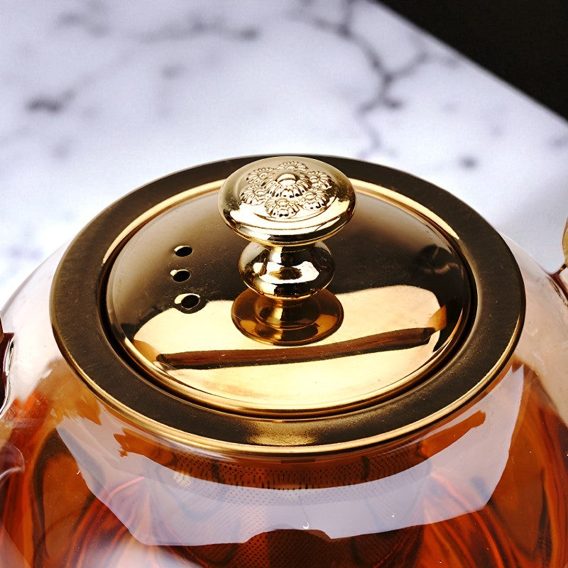 Glas und goldene Teekanne