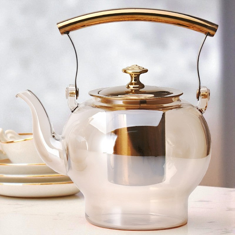 Glas und goldene Teekanne