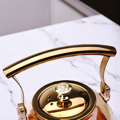 Glas und goldene Teekanne