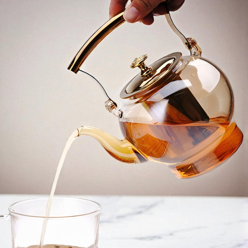 Glas und goldene Teekanne