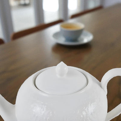 Große weiße Teekanne