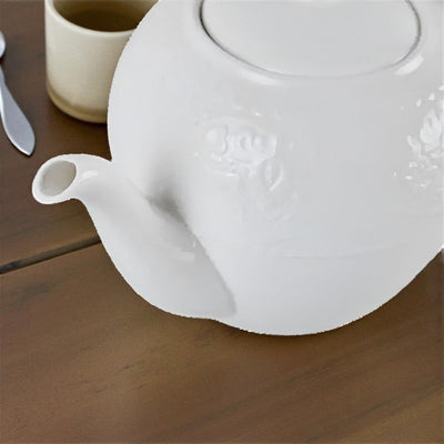 Große weiße Teekanne