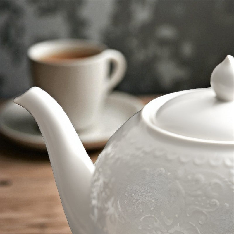 Große weiße Teekanne