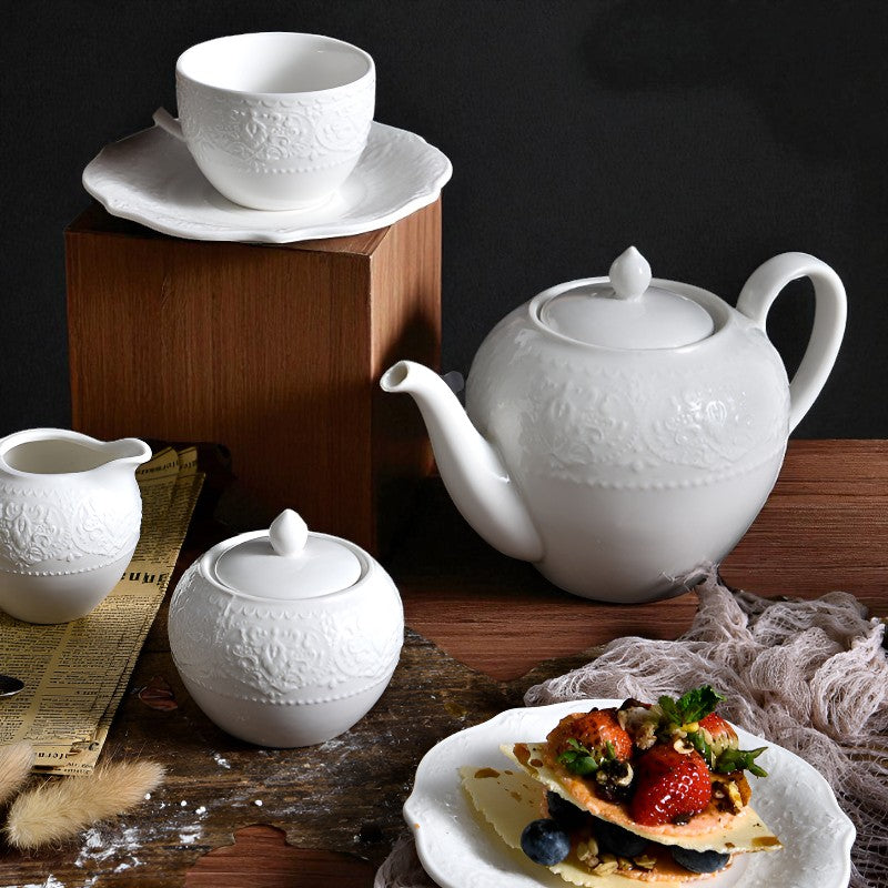 Große weiße Teekanne