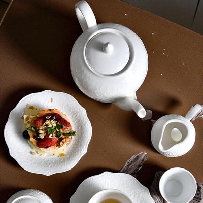 Große weiße Teekanne