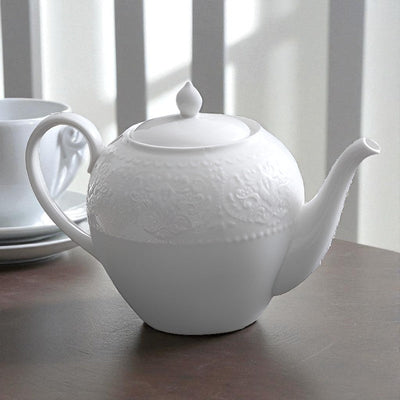 Große weiße Teekanne