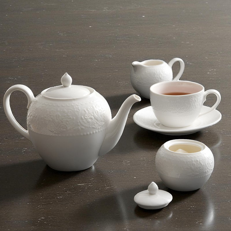 Große weiße Teekanne