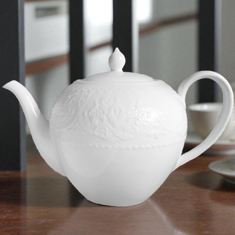 Große weiße Teekanne