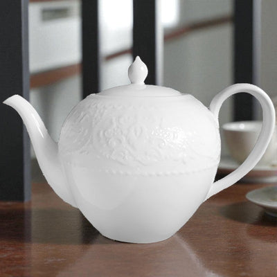 Große weiße Teekanne